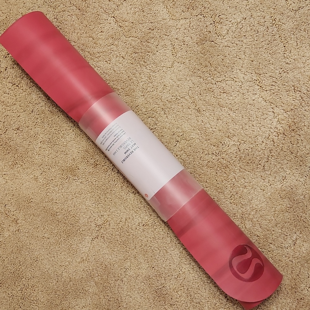 Lululemon 3mm thick yoga mat, NEW